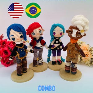 May include: Four handmade crochet dolls with vibrant hair and outfits, each standing on a small wooden base. The dolls are in various colors, including blue, red, and purple. Text at the top reads "PDF PATTERN / PADRÃO DIGITAL" and at the bottom "COMBO (MINIS ARCANE)".