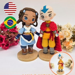May include: Two crochet dolls, Katara and Aang, featuring detailed yarn work. Katara wears a blue outfit with brown hair, while Aang has a blue arrow on his head, a yellow tunic, and a red cape. The text PDF PATTERN / PADRÃO DIGITAL and AANG E KATARA appear.