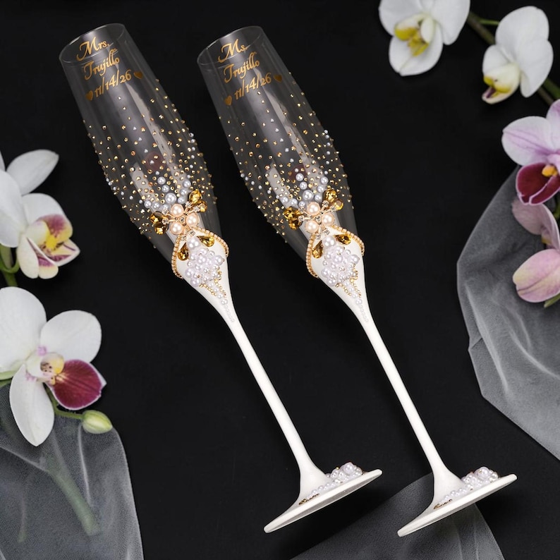 Luxury White Wedding Set Champagne Flutes Cake Cutting Set Plate & Unity Candle, Personalized Gold Pearl Bridal Decor 2 flutes