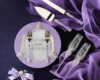 Lavendel Hochzeitstorte Servierset mit Gläsern, Teller und Gabeln, personalisierte Braut Bräutigam Geschenk