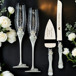 K&ouml;nnte beinhalten: Ein Set aus drei Keramikbechern mit gesprenkelter, matter Oberfl&auml;che. Die Becher sind in Creme-, Hellgrau- und Dunkelgraut&ouml;nen gehalten. Jeder Becher hat ein schlichtes, minimalistisches Design.