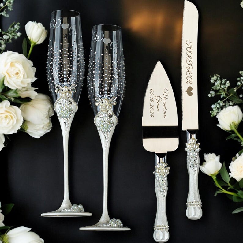 K&ouml;nnte beinhalten: Ein Set aus drei Keramikbechern mit gesprenkelter, matter Oberfl&auml;che. Die Becher sind in Creme-, Hellgrau- und Dunkelgraut&ouml;nen gehalten. Jeder Becher hat ein schlichtes, minimalistisches Design.