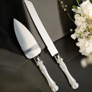 Custom Pearl Wedding Gift Set with Champagne Flutes, Cake Knife and Server, Bridal Toast Glasses for Bride and Groom Knife + server