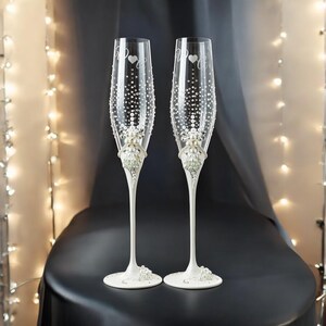 K&ouml;nnte beinhalten: Ein Set aus drei Keramikbechern mit gesprenkelter, matter Oberfl&auml;che. Die Becher sind in Creme-, Hellbraun- und Dunkelbraunt&ouml;nen gehalten. Jede Tasse hat ein schlichtes, minimalistisches Design.