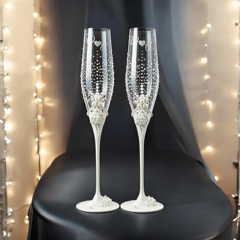 K&ouml;nnte beinhalten: Ein Set aus drei Keramikbechern mit gesprenkelter, matter Oberfl&auml;che. Die Becher sind in Creme-, Hellbraun- und Dunkelbraunt&ouml;nen gehalten. Jede Tasse hat ein schlichtes, minimalistisches Design.