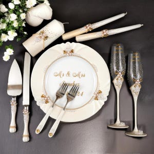 Wedding Gift Set for Bride and Groom, Personalized Plate, Engraved Glasses and Cutlery, Elegant Keepsake for Couple, Table Decor