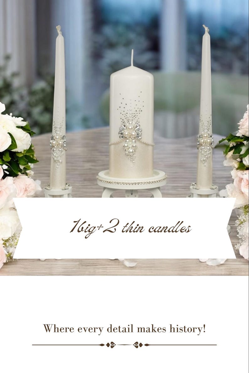 Op de afbeelding: Een set van drie gebroken witte kaarsen, bestaande uit &eacute;&eacute;n grote stompkaars en twee dunne dinerkaarsen, versierd met zilveren strass-steentjes en witte parels. De tekst "1 big + 2 thin candles" en "Where every detail makes history!" is zichtbaar.