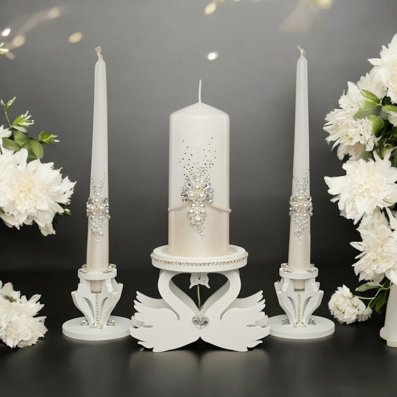 K&ouml;nnte beinhalten: Eine wei&szlig;e Keramik-Tasse mit schwarzem Henkel und dem Text "But First, Coffee" in fetter, schwarzer Schrift. Die Tasse steht vor einem verschwommenen Hintergrund. Die Tasse ist etwa 10 cm hoch.