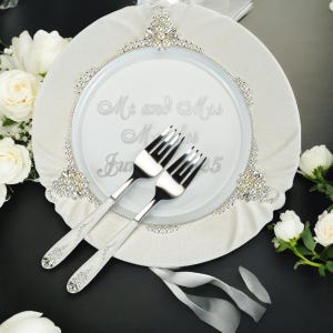 K&ouml;nnte beinhalten: Ein Set aus drei Keramikbechern mit gesprenkelter, matter Oberfl&auml;che. Die Becher sind in Creme-, Hellgrau- und Dunkelgraut&ouml;nen gehalten. Jeder Becher hat ein schlichtes, minimalistisches Design und einen abgerundeten Henkel.