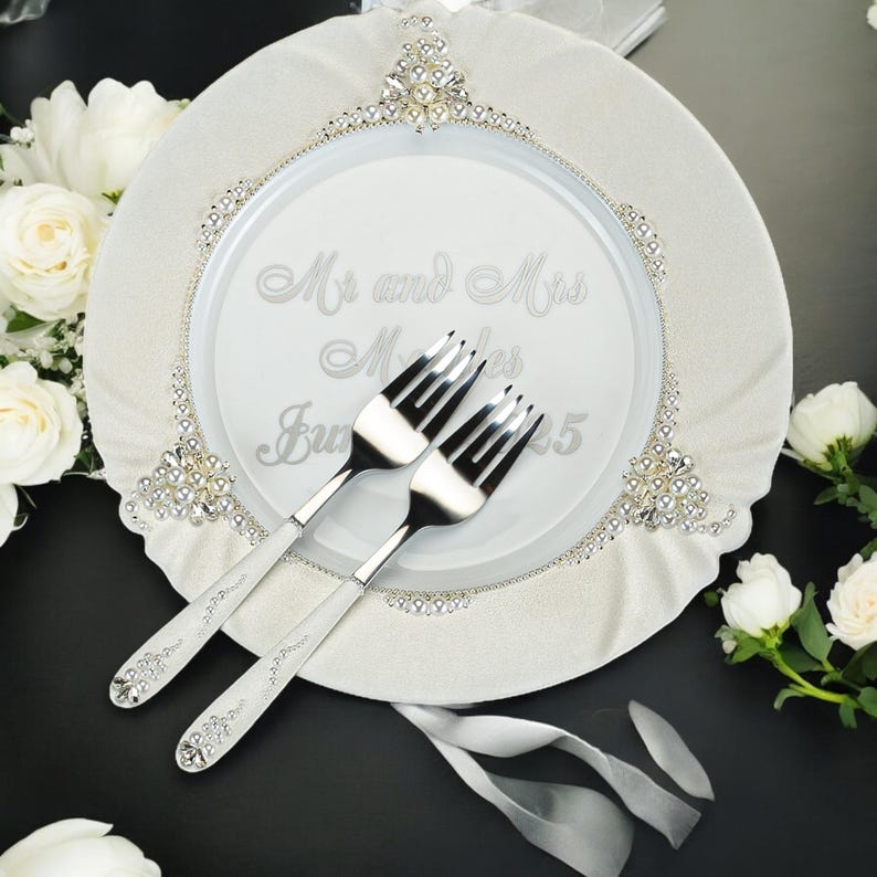 K&ouml;nnte beinhalten: Ein Set aus drei Keramikbechern mit gesprenkelter, matter Oberfl&auml;che. Die Becher sind in Creme-, Hellgrau- und Dunkelgraut&ouml;nen gehalten. Jeder Becher hat ein schlichtes, minimalistisches Design und einen abgerundeten Henkel.