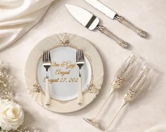 Personalisiertes Hochzeitstisch-Set mit Champagnerflöten, Kerzen, Tortenheber und Teller, Ivory-Hochzeitsdekor