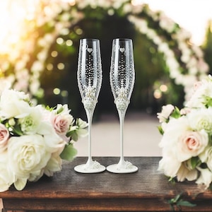 Wedding Champagne Flutes, Elegant Toasting Glasses for Bride and Groom, Pearl Rhinestone Design, Romantic Gift for Couple, Spring Decor