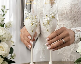 Wedding Champagne Glasses and Cake Server Set, Bride and Groom Flutes, Cake Cutting Set, Personalized Gift Mrs and Mr
