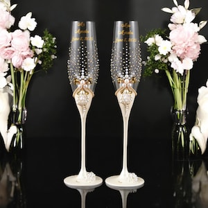 Wedding Gift Set for Couple, Elegant Reception Table Decor, Personalized Glasses and Cake Cutting Set, Engagement or Bridal Shower