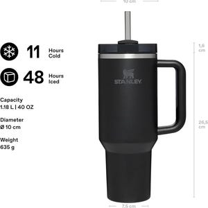 K&ouml;nnte beinhalten: Schwarzer isolierter Stanley-Becher mit Griff und Strohhalm. Der Becher hat einen Durchmesser von 10 cm, ist 26,5 cm hoch und fasst 1,18 L. Er h&auml;lt Getr&auml;nke 11 Stunden kalt und 48 Stunden eisgek&uuml;hlt. Gewicht: 635 g.
