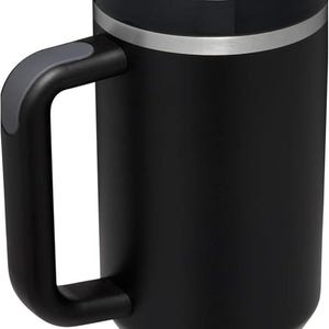 K&ouml;nnte beinhalten: Schwarzer isolierter Becher mit Griff und klarem Strohhalm. Der Becher hat ein silbernes Band und einen schwarzen Deckel mit Klappverschluss. Der Griff ist schwarz mit einem grauen Akzent.