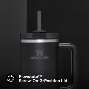 K&ouml;nnte beinhalten: Ein schwarzer Stanley Flowstate-Becher mit Schraubdeckel und Griff. Der Becher tr&auml;gt das Stanley-Logo und den Text "Flowstate Screw-On-3-Position Lid". Der Becher hat einen Strohhalm und ist f&uuml;r Getr&auml;nke konzipiert.