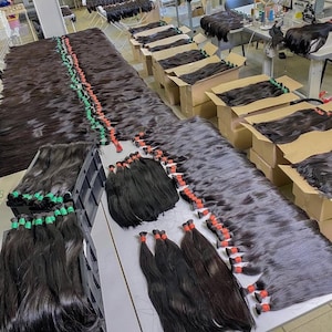 26〜32インチ、100グラムのバージンヘアウェフト、クリップオンエクステンション。