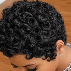 Peluca estilo pixie. Peluca de cabello humano con encaje frontal HD 13*4 en color negro natural.