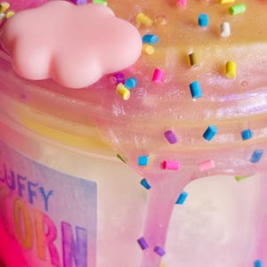 Skyes Fluffy Unicorn scented butter slime indulges in a whimsical dream of unicorns and beautiful textures. Featuring 8oz.