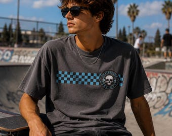 Camiseta con calavera de Skateboard Society / Camiseta gráfica para skaters / Camiseta de skate a cuadros / Ropa urbana de skate / Regalo de camiseta con calavera punk