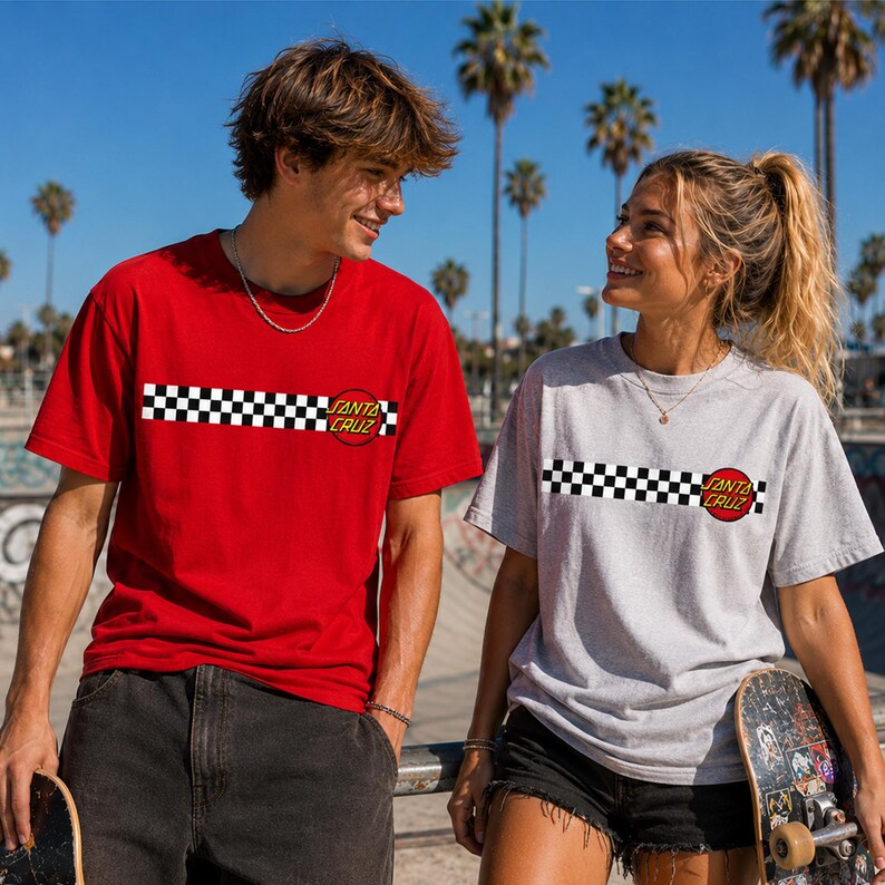 Puede incluir: Una camiseta roja de manga corta y una camiseta gris de manga corta, ambas con una franja horizontal de cuadros blancos y negros en el pecho y un logotipo circular rojo y amarillo de Santa Cruz integrado en el dise&ntilde;o.