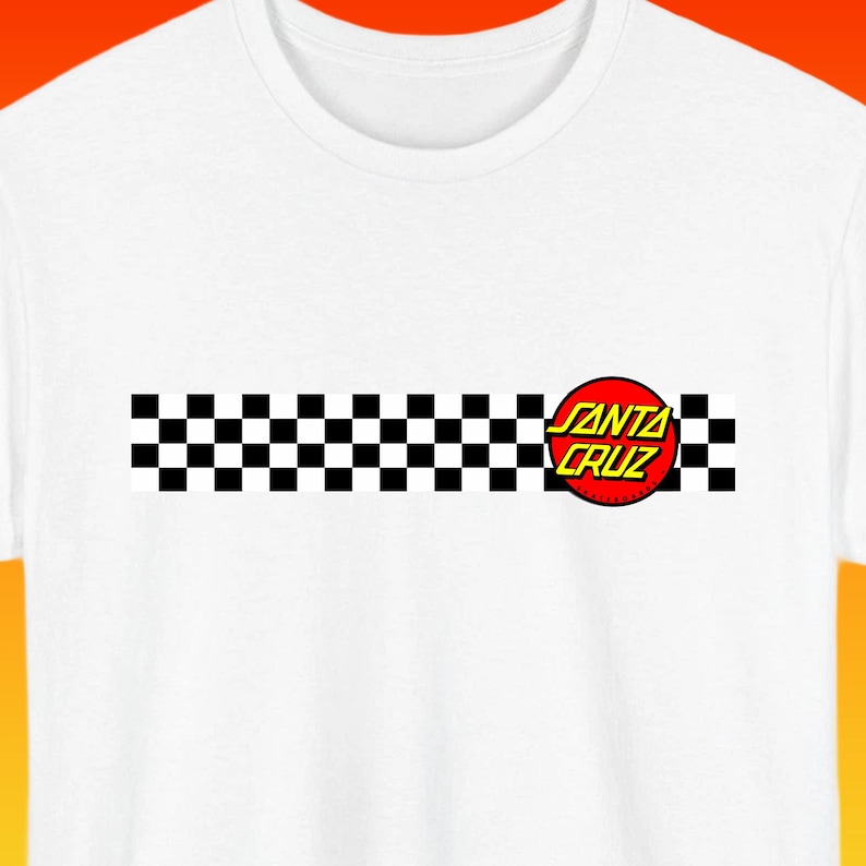 Puede incluir: Una camiseta blanca con una franja horizontal de cuadros negros y blancos en el pecho. En el lado derecho de la franja, hay un logotipo circular rojo con borde amarillo que contiene el texto SANTA CRUZ en letras amarillas en negrita.