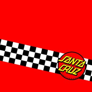 Puede incluir: Un fondo rojo vibrante con una franja diagonal de cuadros blancos y negros que atraviesa el centro. Un logotipo circular rojo con borde amarillo contiene el texto Santa Cruz Skateboards en letras amarillas con bordes negros.