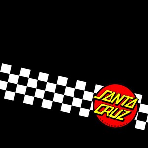 Puede incluir: Un fondo negro con una banda diagonal de patr&oacute;n de tablero de ajedrez blanco y negro. Un logotipo circular rojo con borde amarillo y el texto Santa Cruz Skateboards en letras amarillas se sit&uacute;a sobre el dise&ntilde;o de cuadros.