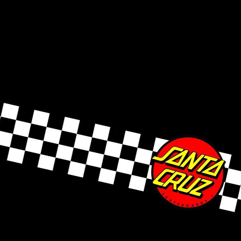 Puede incluir: Un fondo negro con una banda diagonal de patr&oacute;n de tablero de ajedrez blanco y negro. Un logotipo circular rojo con borde amarillo y el texto Santa Cruz Skateboards en letras amarillas se sit&uacute;a sobre el dise&ntilde;o de cuadros.
