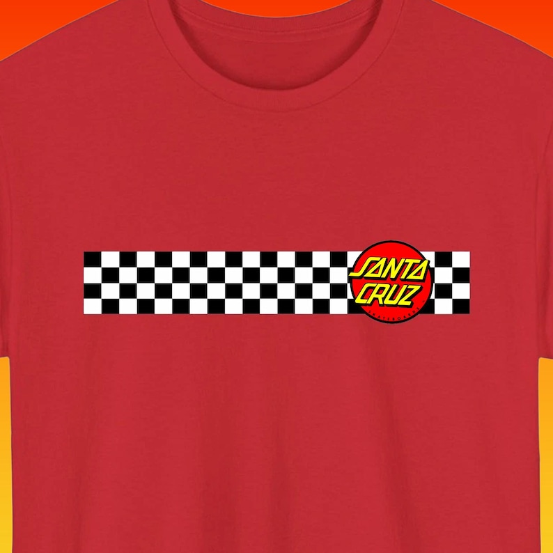 Puede incluir: Una camiseta roja de cuello redondo con una franja horizontal de cuadros blancos y negros en el pecho. En el lado derecho de la franja, hay un logotipo circular rojo con borde amarillo que contiene el texto negro Santa Cruz.