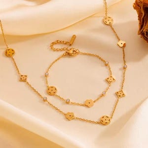 Geometric neck & arm chain with five clover leaves made of titanium steel, waterproof, gold-plated