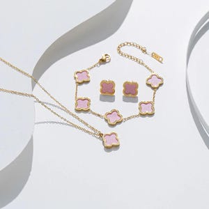Ensemble de bijoux élégant Shamrock – Collier, boucles d'oreilles et bracelet en acier titane – Plaqué or 18 carats – Cadeau pour femme
