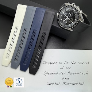 Puede incluir: Cuatro correas de reloj en blanco, gris, azul marino y negro, con un reloj en el fondo. Las correas tienen un diseño perforado. El texto de la imagen dice "Designed to fit the curves of the Speedmaster Moonwatch and Swatch Moonswatch."