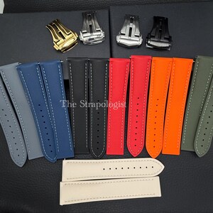 Puede incluir: Una colecci&oacute;n de correas de reloj en varios colores, incluyendo gris, azul, negro, rojo, naranja y verde oliva. Las correas se muestran con varios cierres met&aacute;licos en oro, plata y negro. El texto "The Strapologist" es visible.