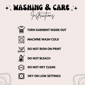 Puede incluir: Gr&aacute;fico beige con texto negro que dice "WASHING & CARE Instructions". La imagen incluye instrucciones de lavado: dar la vuelta a la prenda, lavar a m&aacute;quina en fr&iacute;o, no planchar sobre la impresi&oacute;n, no usar lej&iacute;a, no limpiar en seco y secar a baja temperatura.