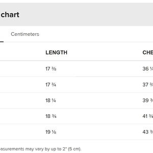 K&ouml;nnte beinhalten: Eine Gr&ouml;&szlig;entabelle mit Ma&szlig;en in Zoll und Zentimetern. Die Tabelle listet die Gr&ouml;&szlig;en XS bis XL mit den entsprechenden L&auml;ngen- und Brustma&szlig;en auf. Der Text "Product measurements may vary by up to 2" (5 cm)." steht unten.