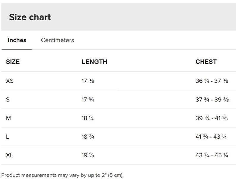 K&ouml;nnte beinhalten: Eine Gr&ouml;&szlig;entabelle mit Ma&szlig;en in Zoll und Zentimetern. Die Tabelle listet die Gr&ouml;&szlig;en XS bis XL mit den entsprechenden L&auml;ngen- und Brustma&szlig;en auf. Der Text "Product measurements may vary by up to 2" (5 cm)." steht unten.