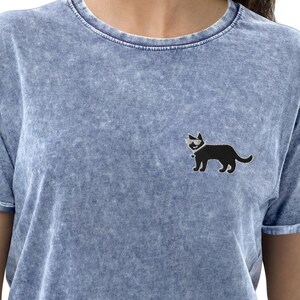 キュートな猫のデニムシャツ！左胸に刺繍入り。クールな猫Tシャツ。猫好きの方へのギフトに