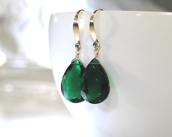 Emerald Green Earrings, Gold Earrings, Green Quartz, Luxe, Dangle, Green and Gold Earrings, Party Earrings, Faceted Green Pear Shape - Verde