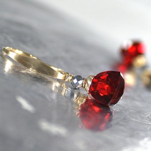 Rotquarz Ohrringe: 14k Gold Fill, Silber Hämatit, zierliche facettierte Trillion