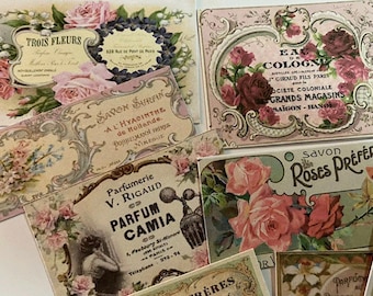 Könnte beinhalten: Vintage-Blumenmuster-Etiketten mit französischem Text. Die Etiketten zeigen Rosen, Hyazinthen und andere Blumen in einem zarten, romantischen Stil. Der Text enthält die Namen von Parfums, Seifen und anderen Produkten.