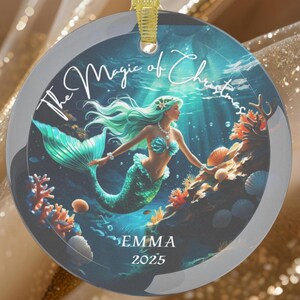 Glasanhänger Meerjungfrau personalisiert - individuelle Weihnachtsbaumdekoration, zauberhaftes Weihnachtsgeschenk für sie, Ozean-Andenken, Fantasy-Meerjungfrau-Dekor