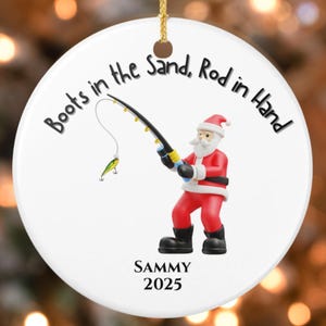 Décoration de pêche personnalisée Boots in the Sand - Cadeau de Noël pour pêcheur du Père Noël sur la plage, décoration côtière pour pêcheurs, souvenir 2025