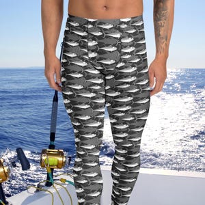 Könnte beinhalten: Graue Leggings mit einem sich wiederholenden Muster aus stilisierten Fischen in Weiß und Grau. Die Leggings werden von einer Person auf einem Boot mit Angelrute und Ozean im Hintergrund getragen. Die Leggings sind figurbetont.