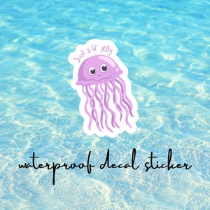 Just a Lil Jelly かわいいクラゲビニールステッカー、海好きへのギフト、防水ビーチデカール ノートパソコン、タンブラー、電話ケース、防水ステッカー
