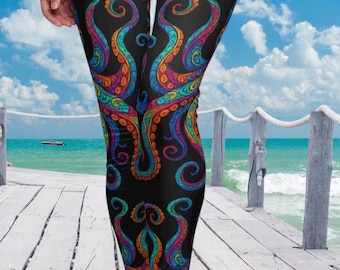 Puede incluir: Leggins negros con un patrón de pulpo colorido. Los tentáculos del pulpo son en tonos de azul, verde, naranja y morado.