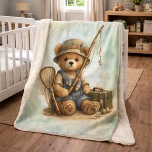 Peut inclure: Une couverture douce avec une illustration à l'aquarelle d'un ours en peluche pêcheur. L'ours porte un chapeau et une salopette en jean, tenant une canne à pêche et une épuisette. Une boîte à pêche et des leurres sont également représentés. Idéal pour une chambre d'enfant.