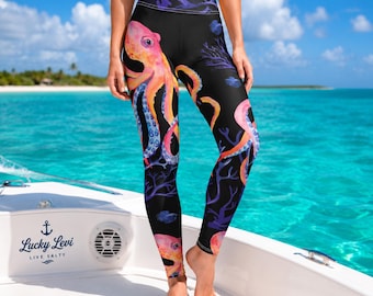 Puede incluir: Leggings negros con un estampado de pulpo estilo acuarela con tentáculos naranjas, rosas y azules, acentuados por motivos de coral morado. La tela tiene un diseño de cintura alta y una silueta ajustada que llega hasta los tobillos.