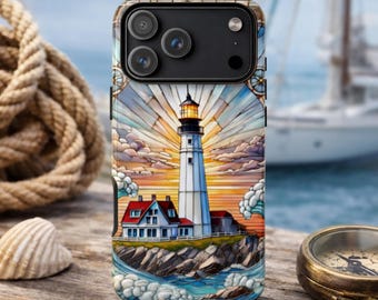 Puede incluir: Funda de teléfono con un diseño de faro, que muestra una torre blanca, edificios con tejados rojos y un cielo colorido. El tema náutico se ve reforzado por una cuerda, una concha y una brújula en el fondo.
